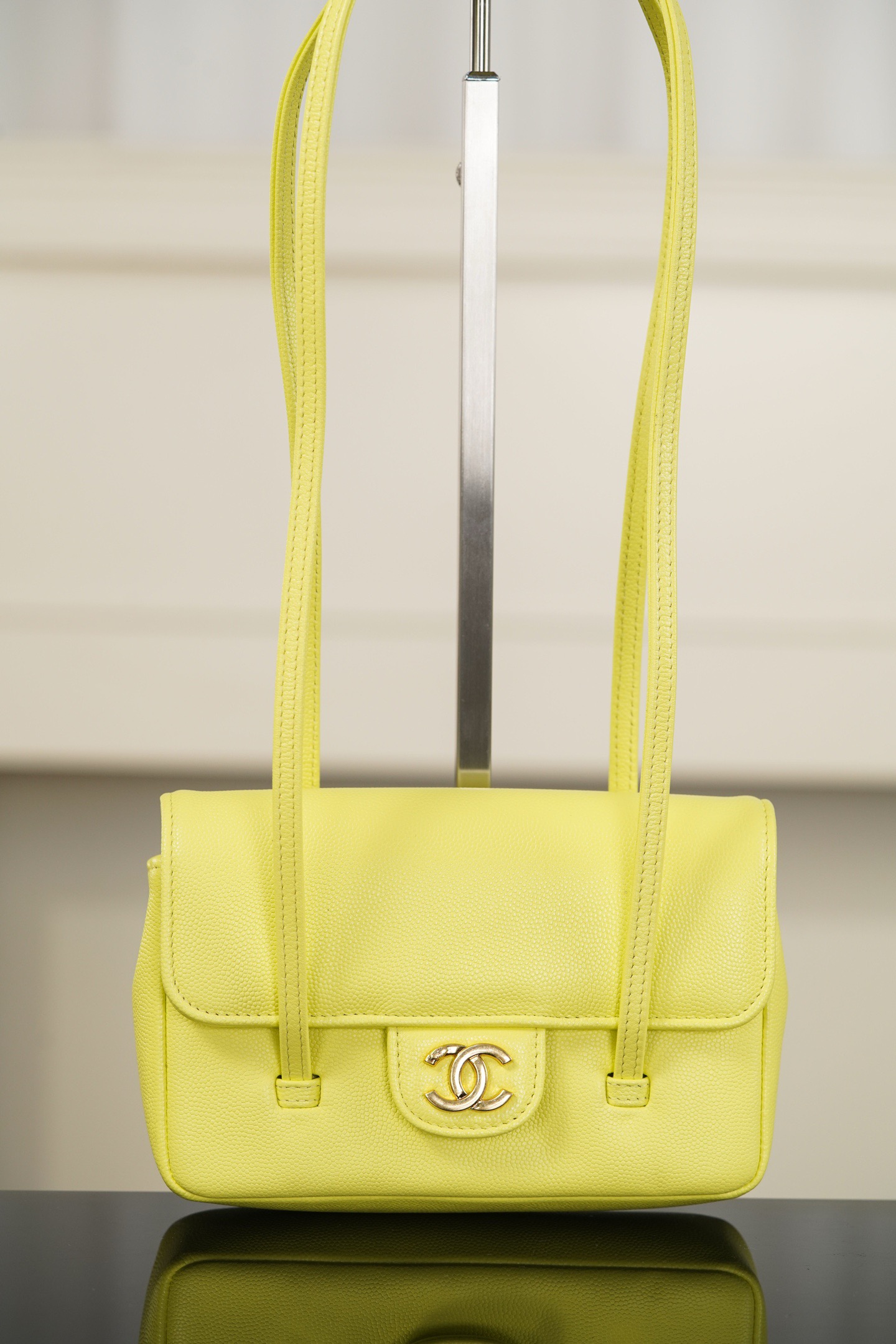샤넬 Chanel 26P AP5068 Clutch with Leather Strap Grained yellow 17cm