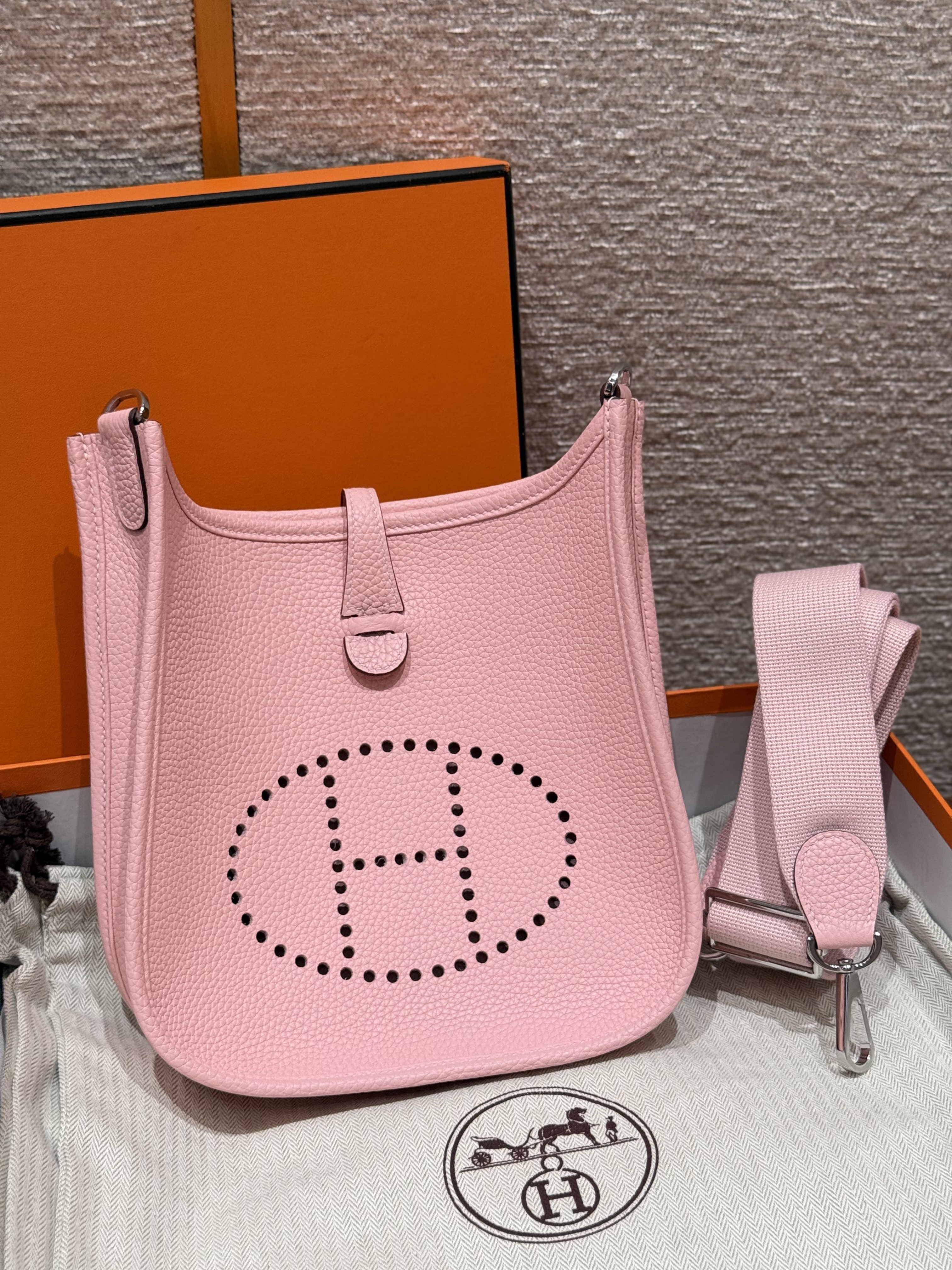 에르메스 Hermes Evelyne 23cm Clemence 3Q Rose Sakura/silver