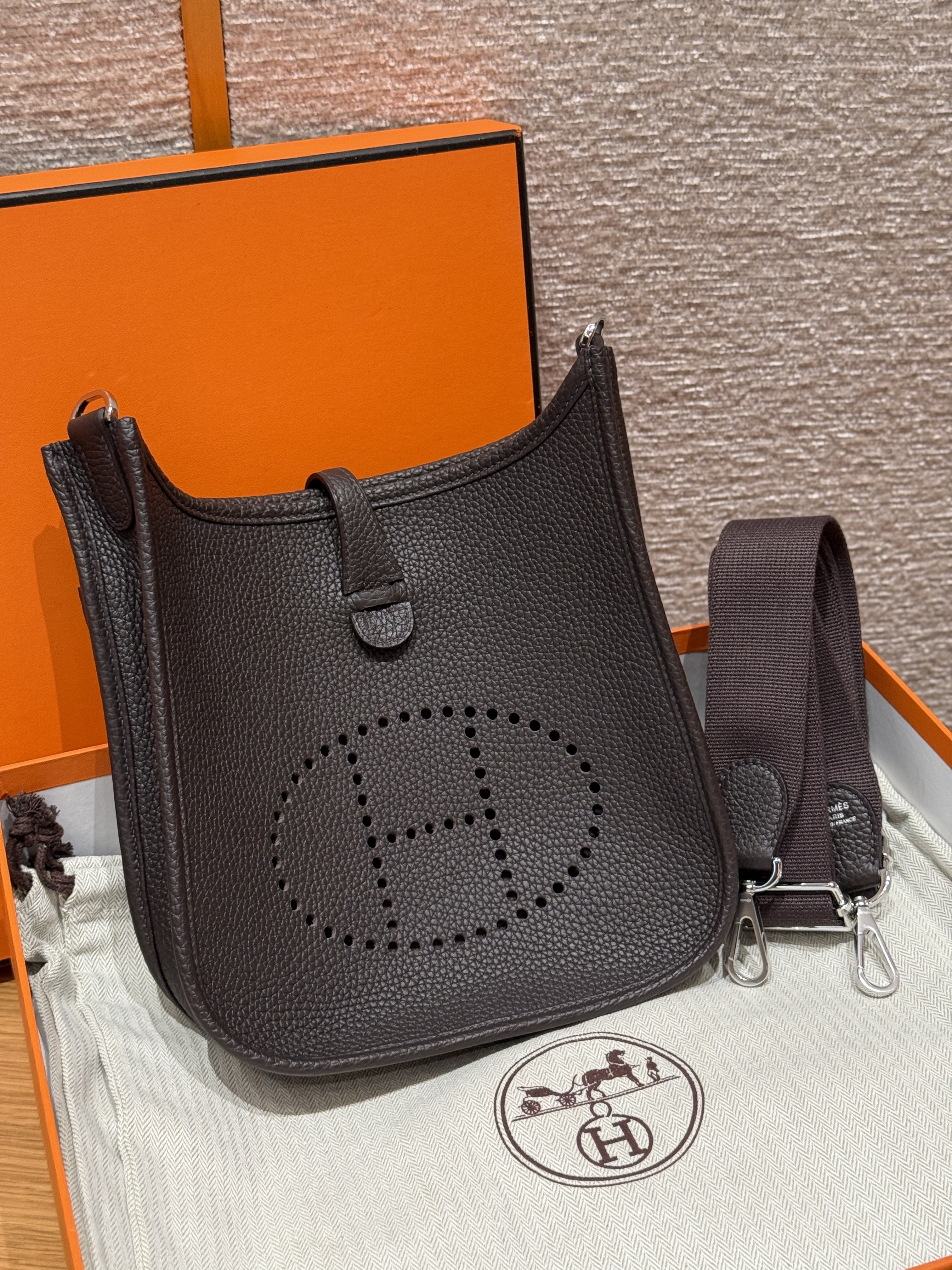 에르메스 Hermes Evelyne 23cm Clemence 46 Ebene/silver
