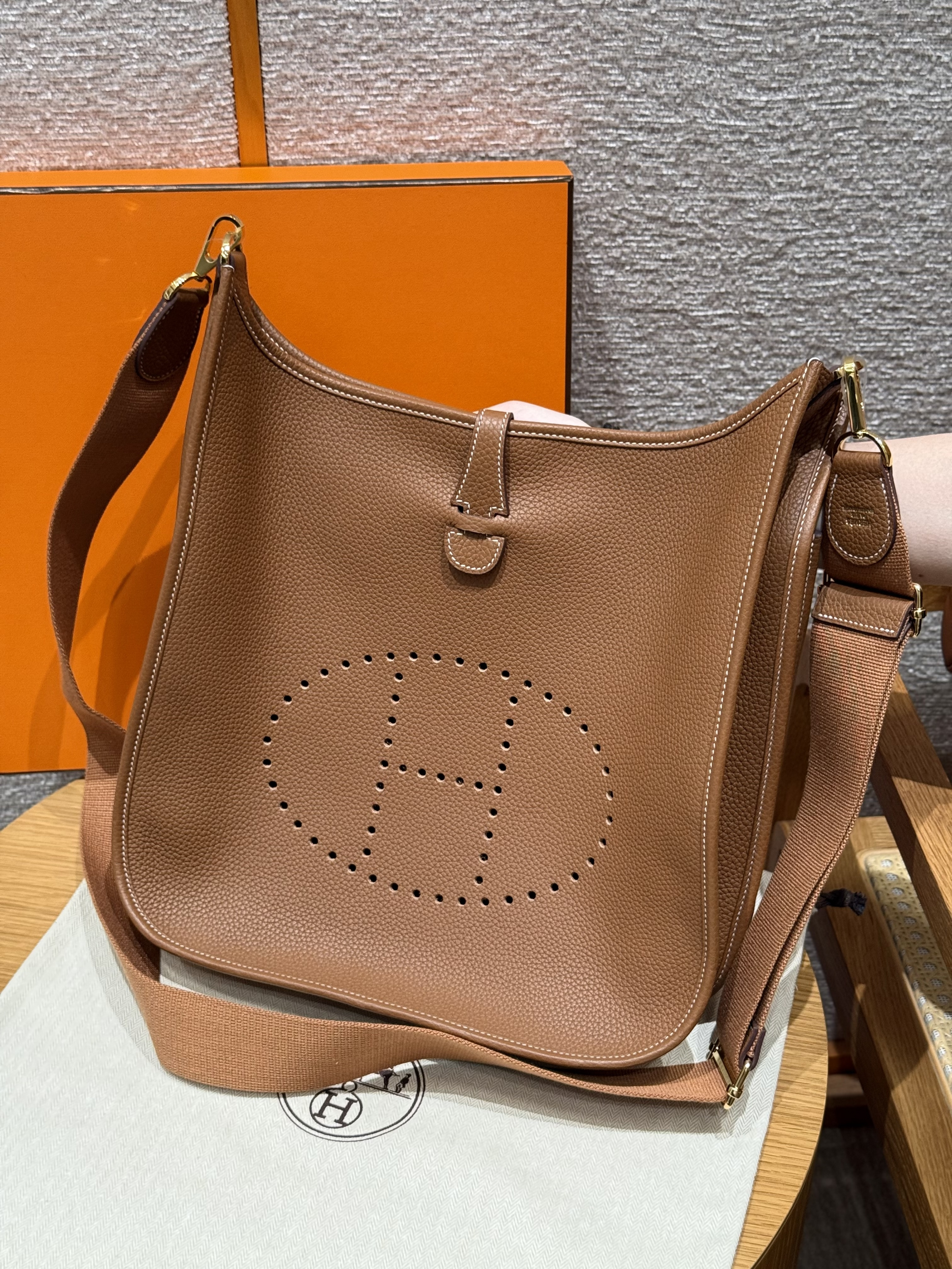 에르메스 Hermes Evelyne 33cm clemence 37 Gold/gold