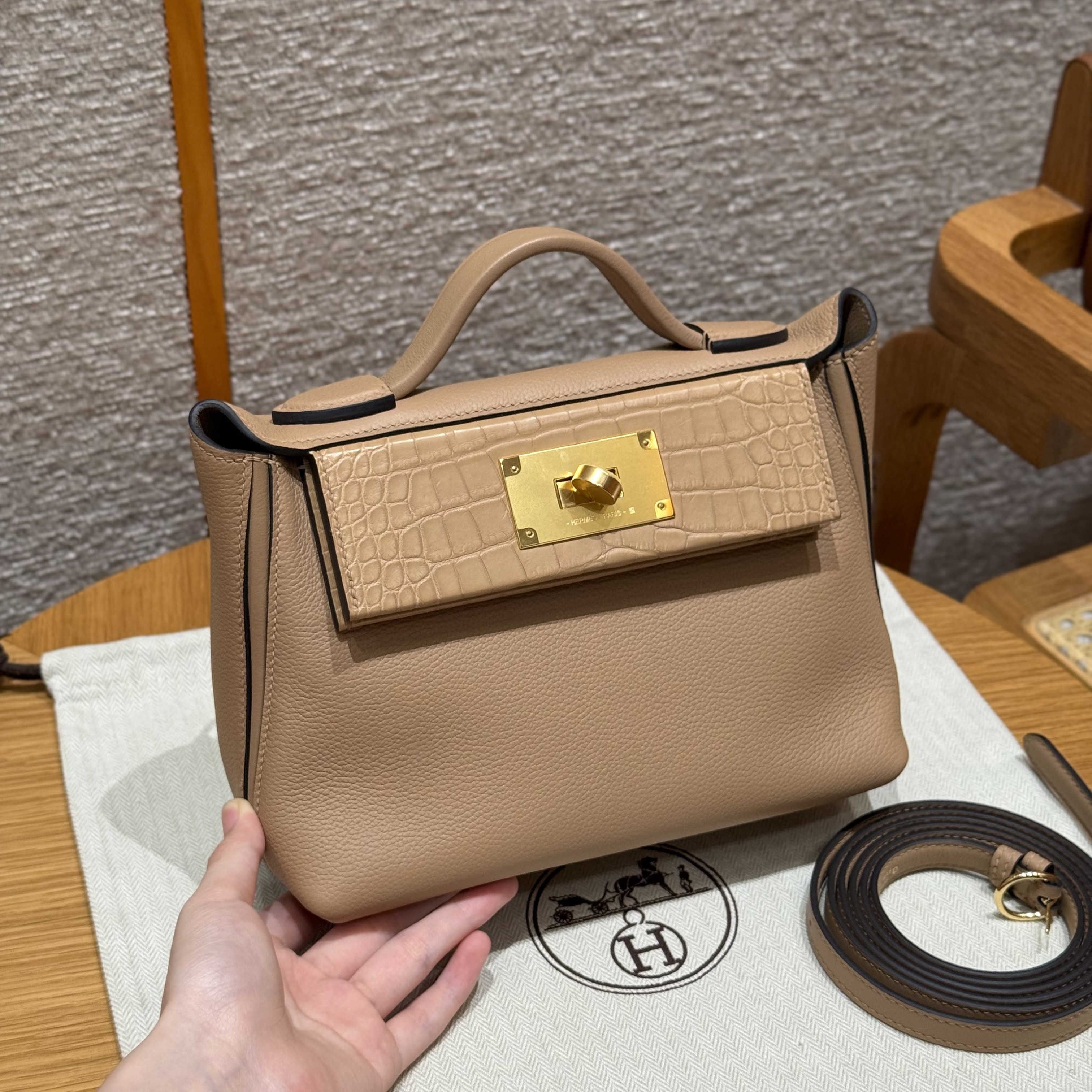 에르메스 Hermes Kelly 2424 21cm Evercolor and Alligator 0M Chai/gold