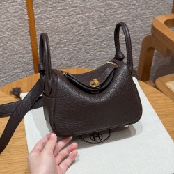 에르메스 Hermes Mini Lindy 19cm Clemence T3 Bai Brun/gold