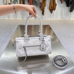 미우 미우 Miu Miu CRACLE 가죽 핸드백 White