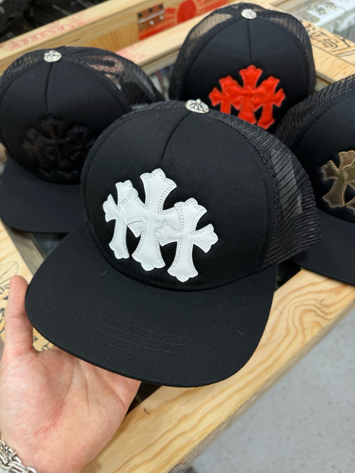 크롬하츠 Chrome Hearts Cemetery Trucker Hat Black&White