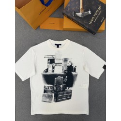 루이비통 LV TRAVELLER TRUNK 반팔 티셔츠 1AJHGT