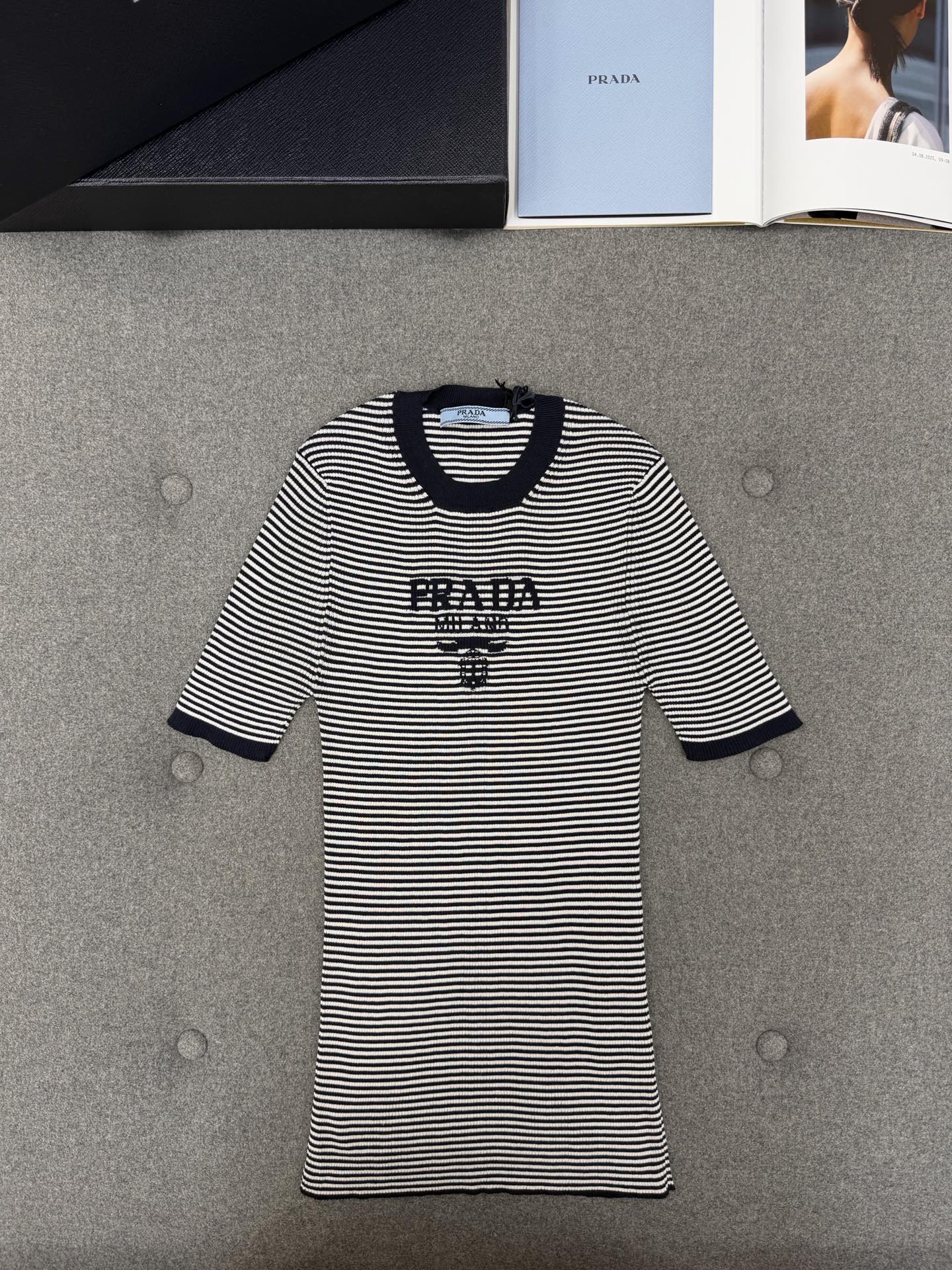 프라다 Prada 반팔 티셔츠 P24T1F_19BV_F022X_S_WMO