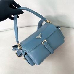 프라다 Prada 1BD394  Explore Nappa 미디엄 가죽 숄더백 Blue 30cm