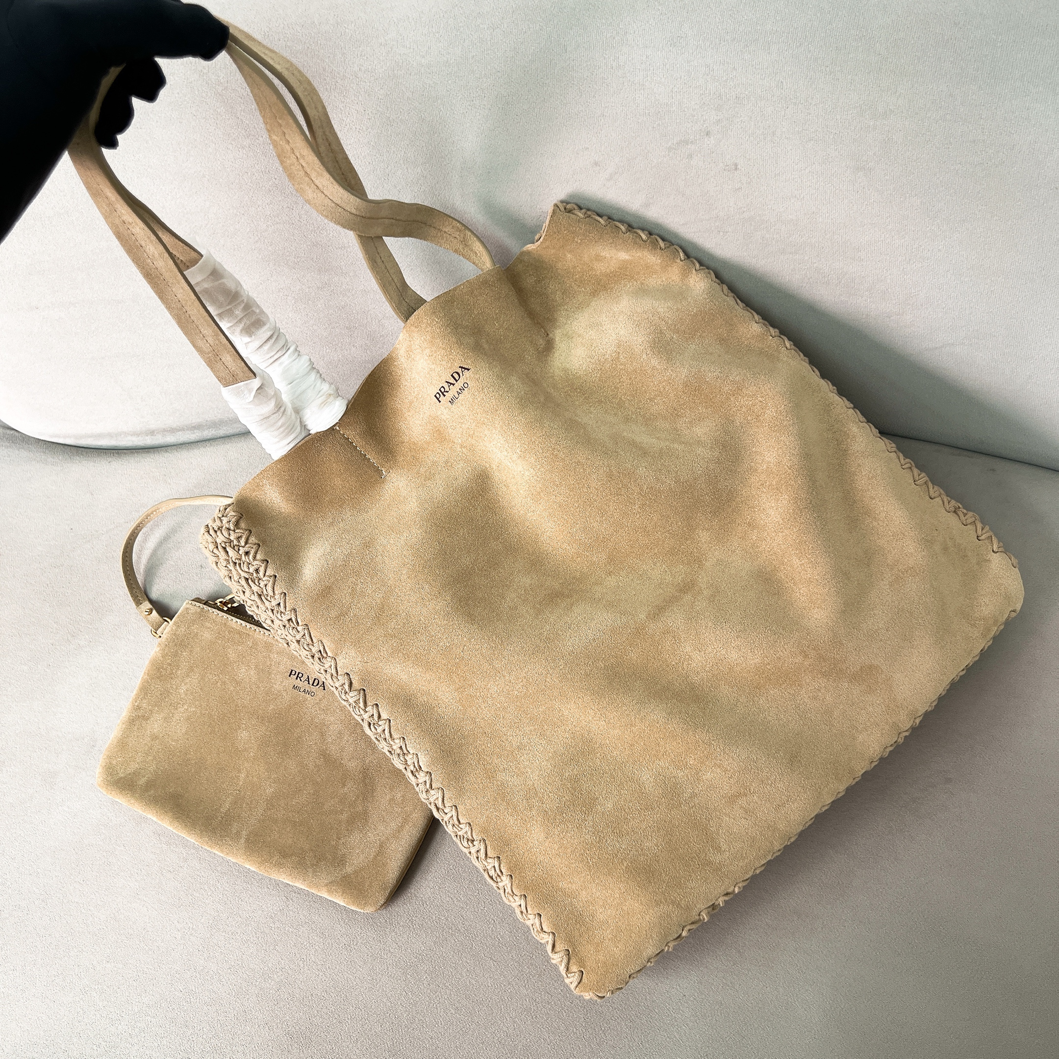 프라다 Prada 1BG658 Large suede and crochet tote bag Desert Beige 35cm