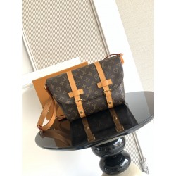 루이비통 Louis Vuitton CHRISTOPHER / M28115 / 32cm
