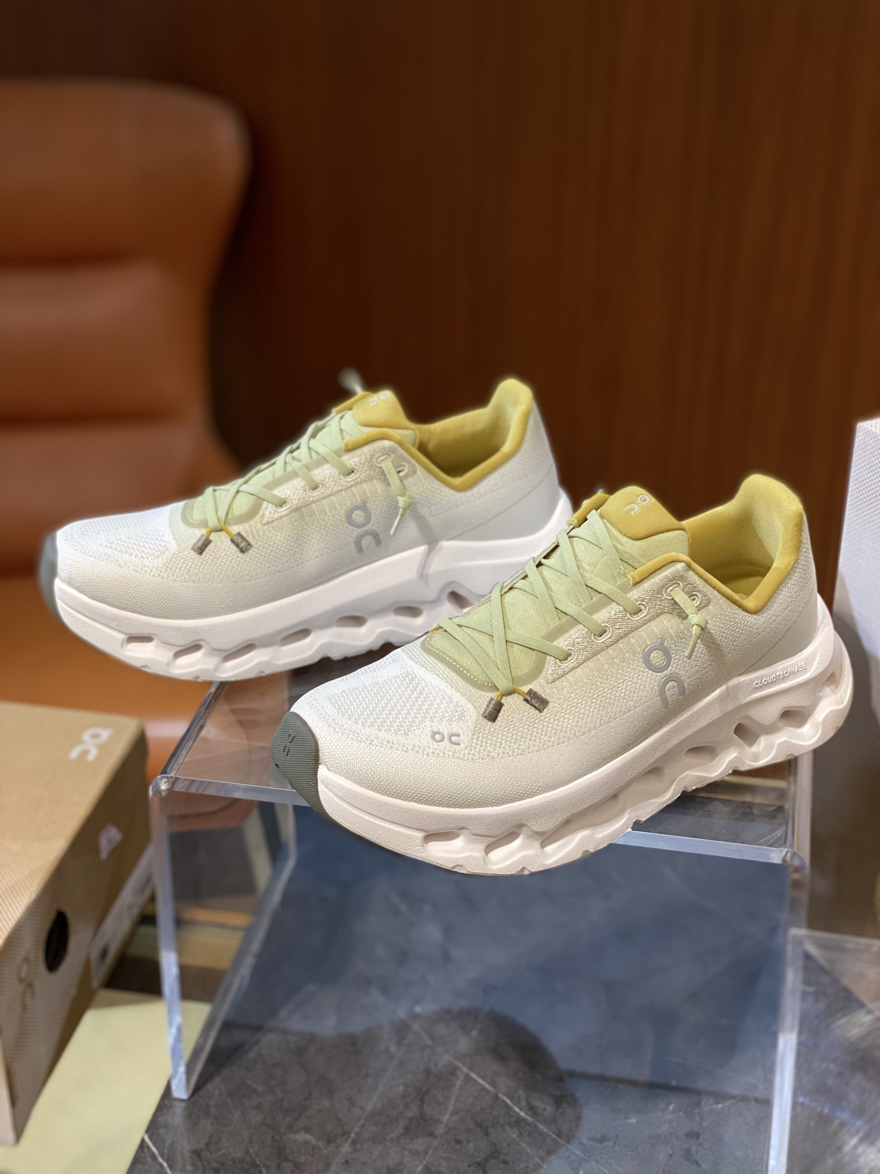 로에베 Loewe x On Cloudtilt 스니커즈