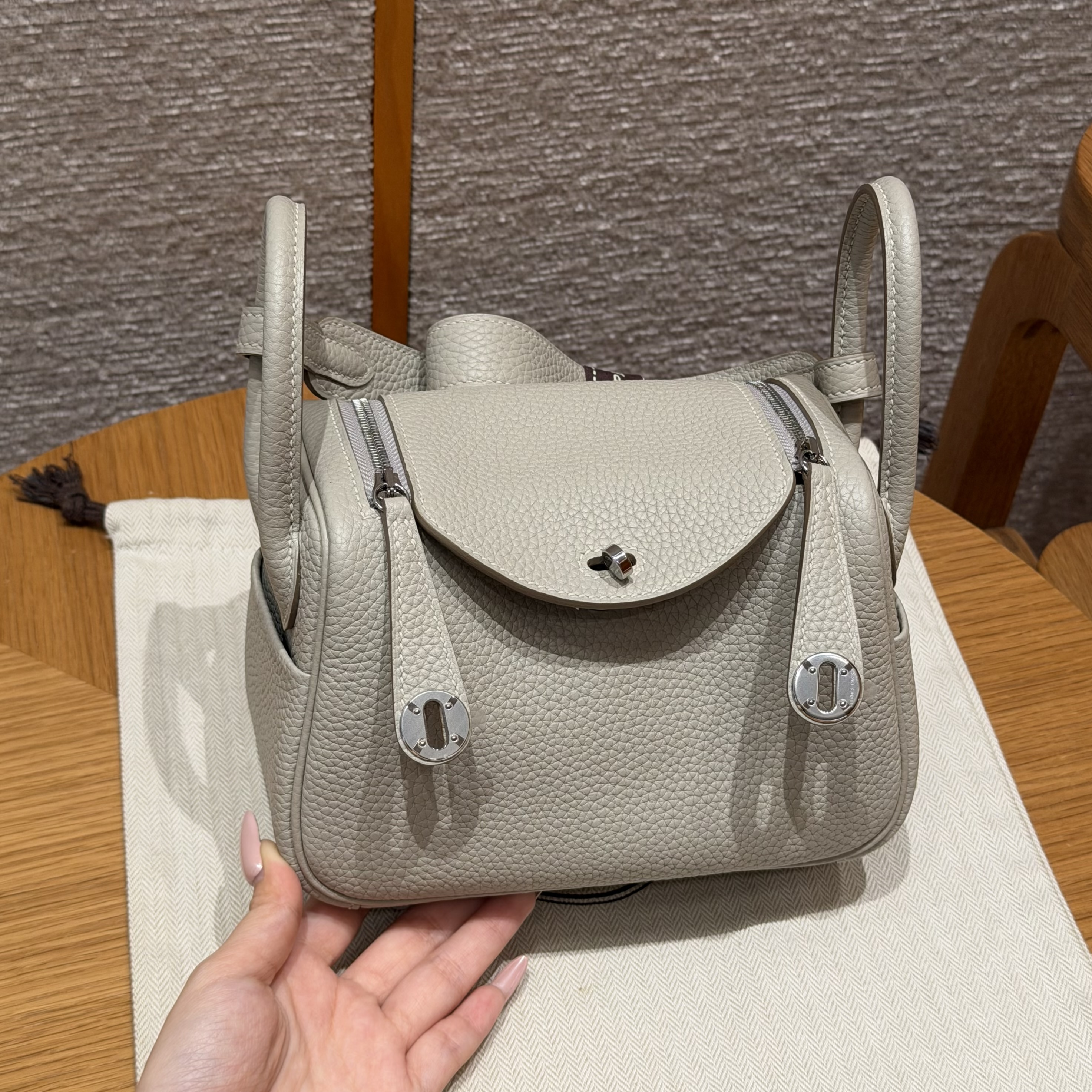 에르메스 Hermes Mini Lindy 19cm Clemence 8L Beton/silver