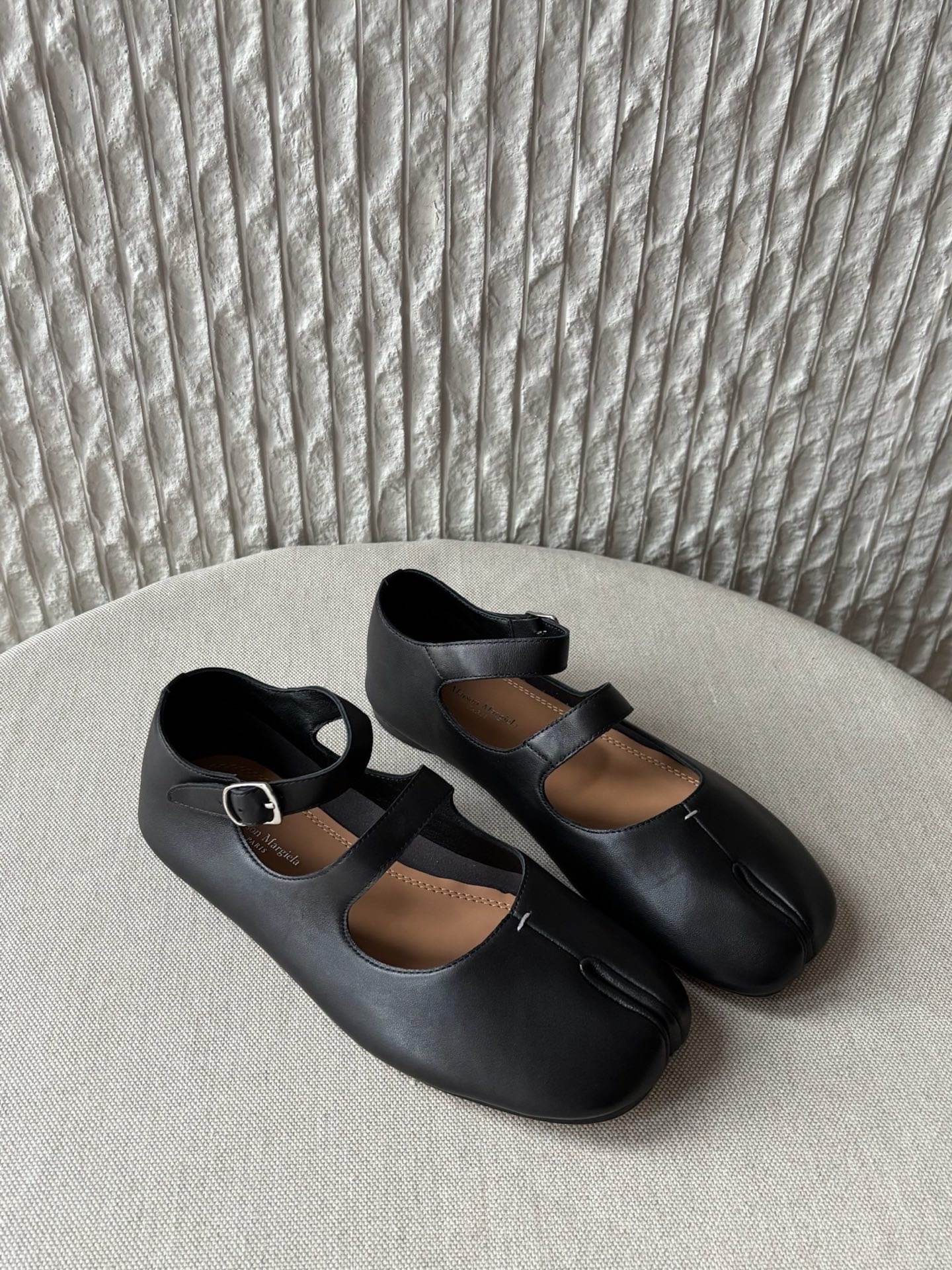 발렌시아가 Maison Margiela 플랫 Black