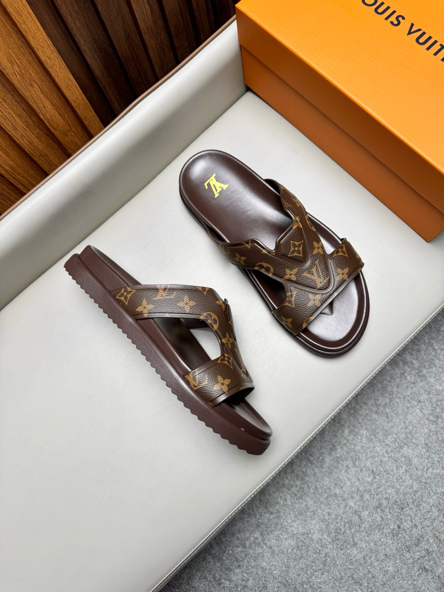 루이비통 Louis Vuitton Oasis 슬리퍼