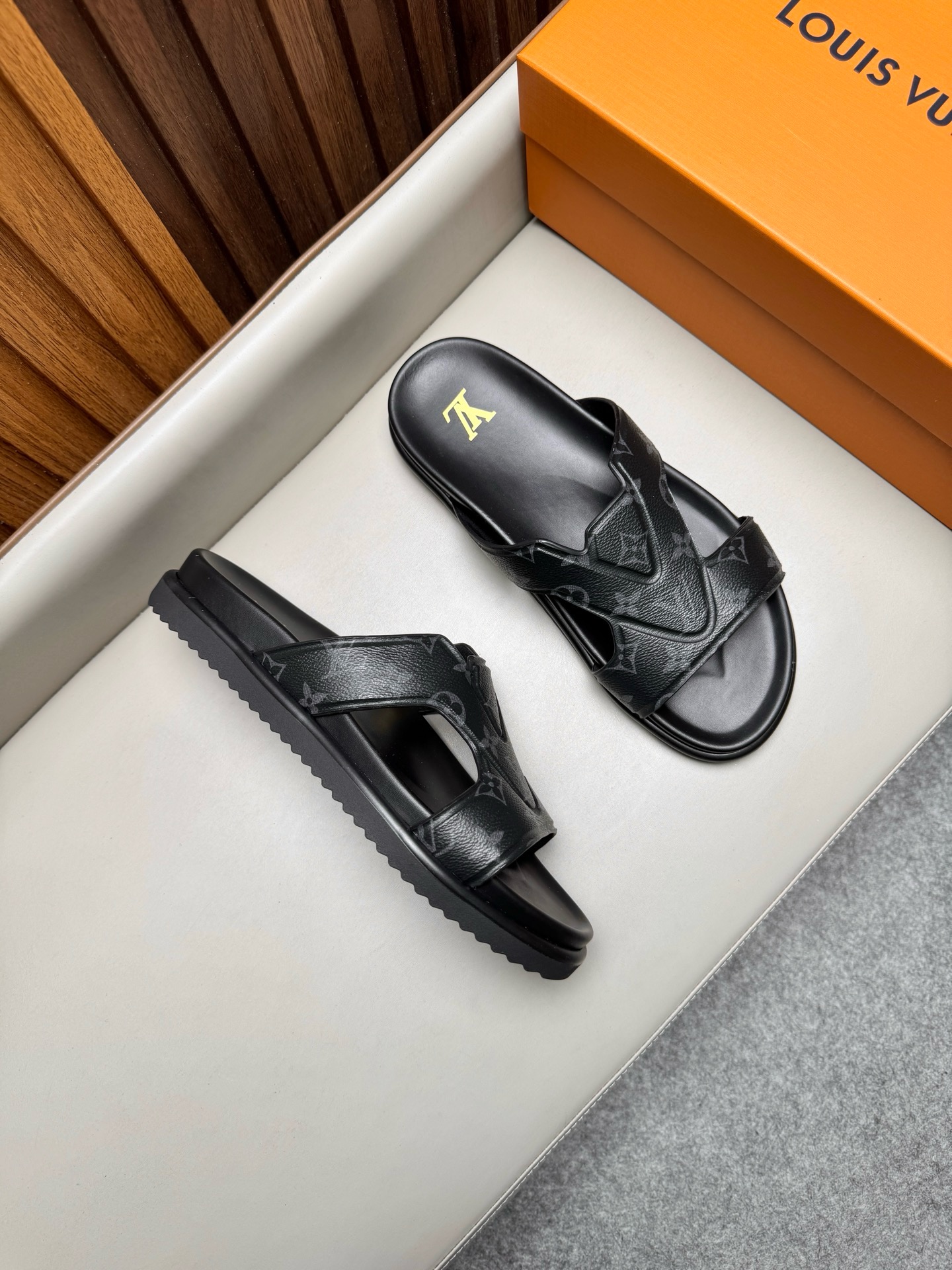 루이비통 Louis Vuitton Oasis 슬리퍼